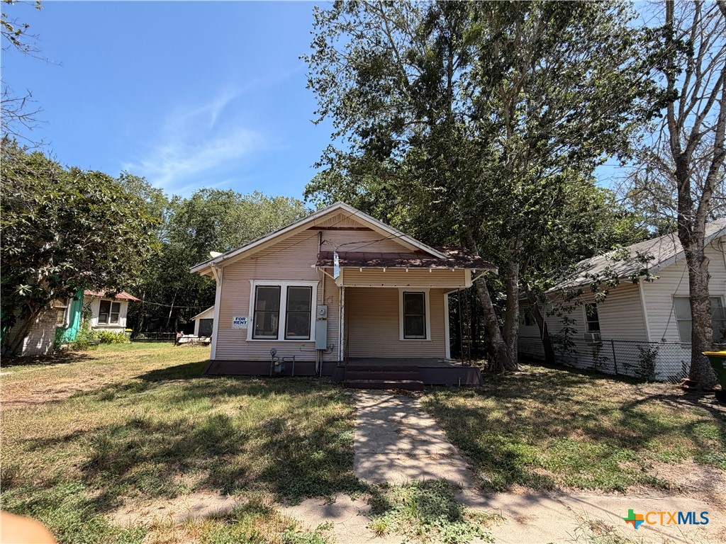 112 Darst Street, Gonzales, TX 78629 — photo 1