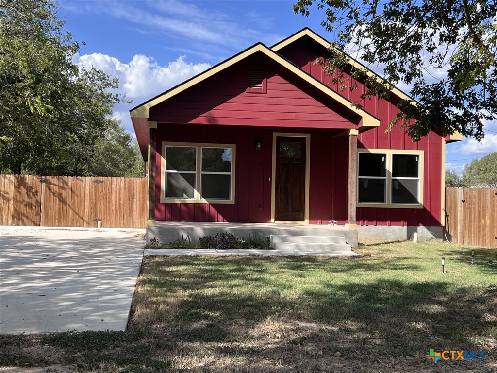 410 W Trinity Street, Luling, TX 78648 — photo 1