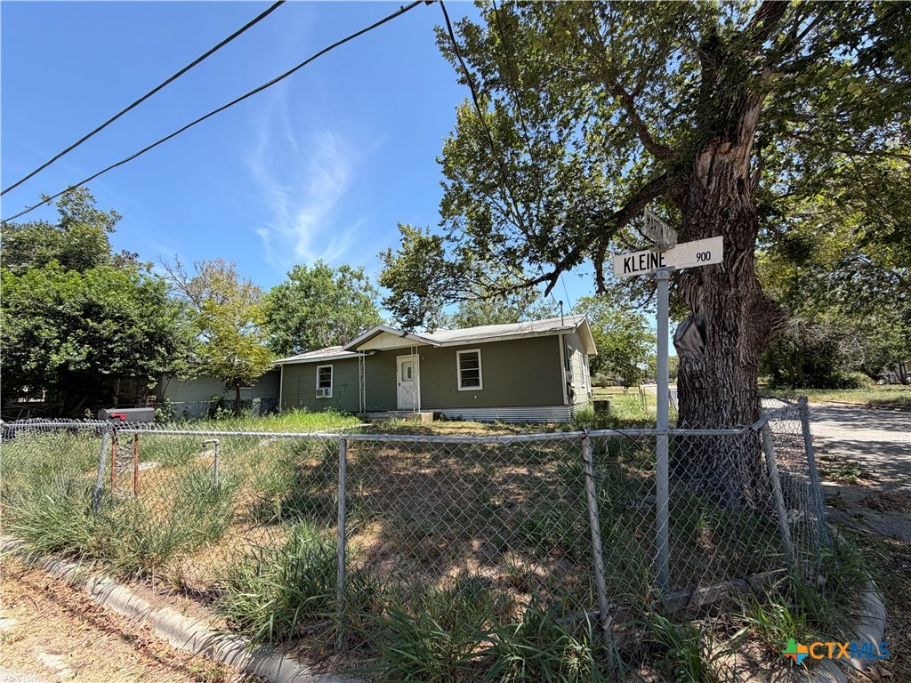 914 Kleine Street, Gonzales, TX 78629 — photo 1