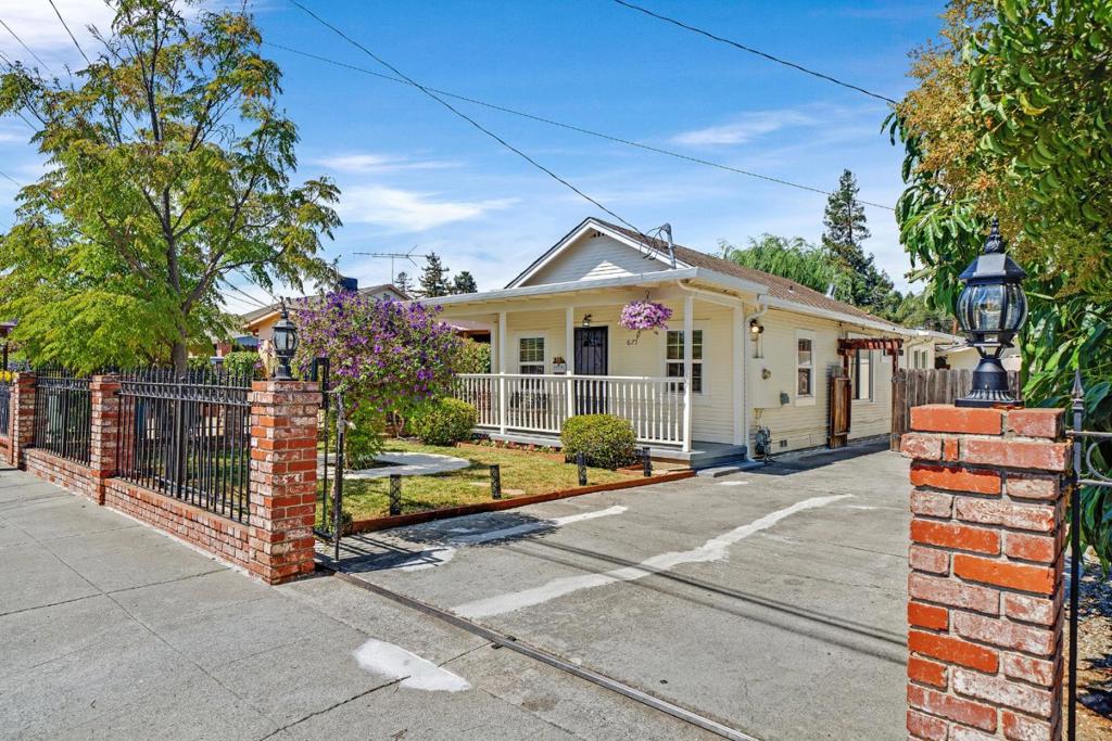 621 Macarthur Avenue, Redwood City, CA 94063 — photo 1
