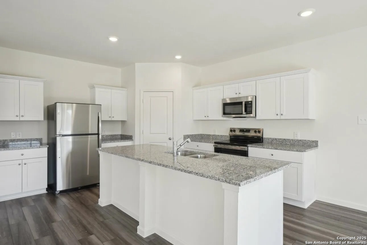 121 Peterson Place, , 78101 — photo 1