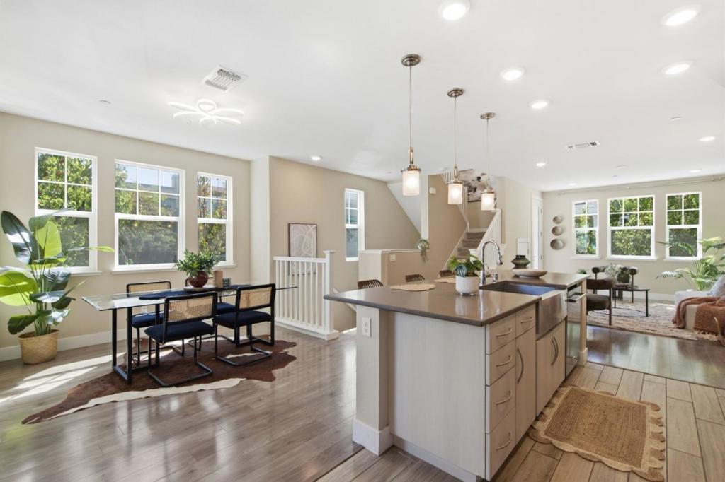 350 Circuit Way, Mountain View, CA 94043 — photo 1