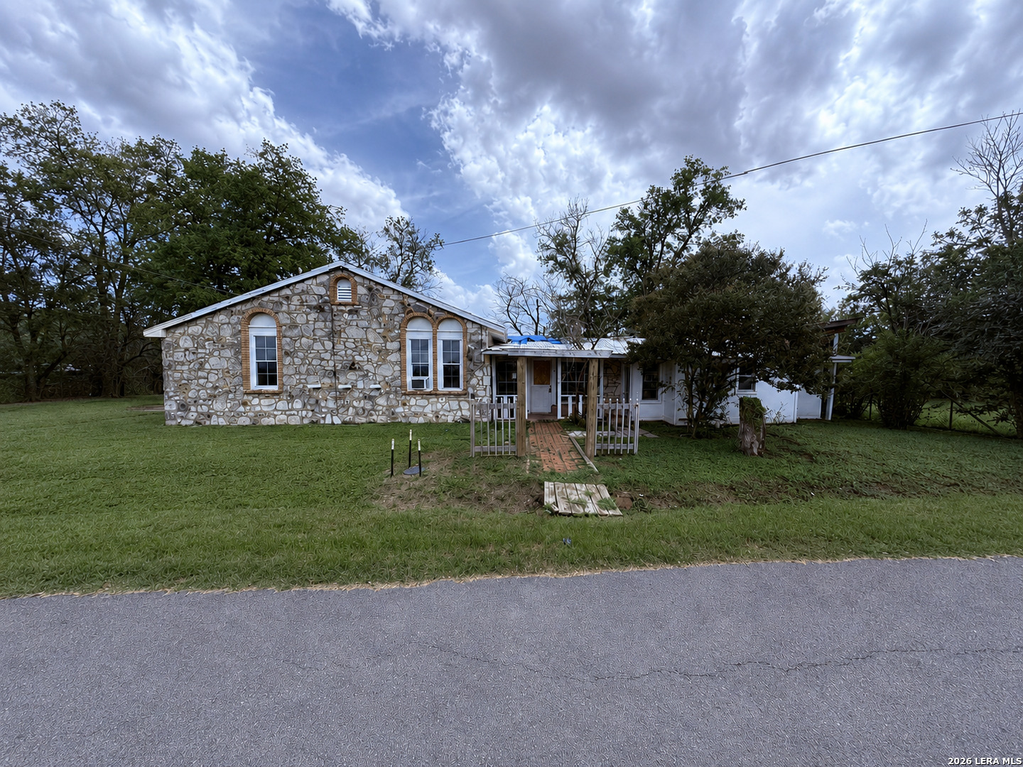 897 Zig Zag Ave, Devine, TX 78016 — photo 1