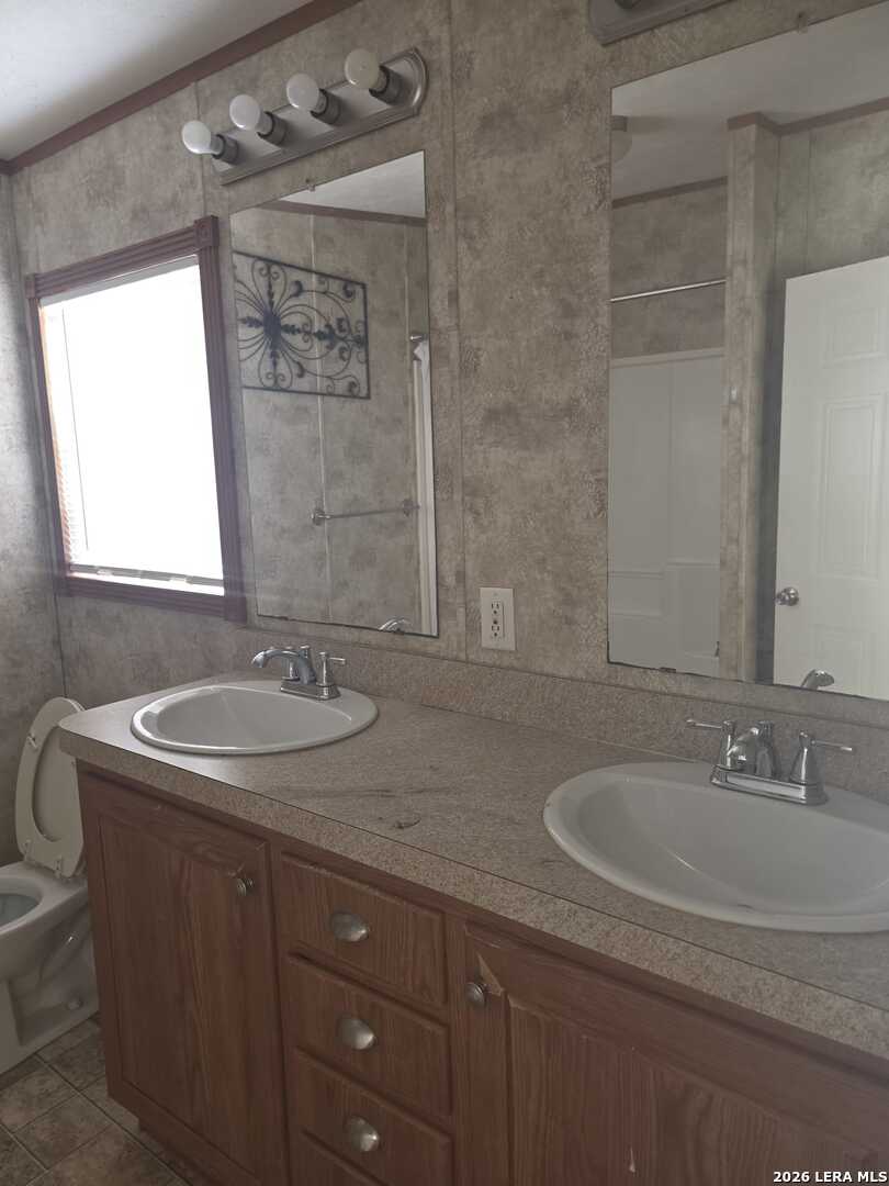311 E Frio St, , 78017 — photo 1