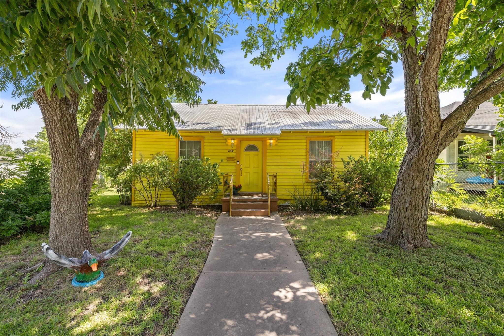839 W 6th St, Taylor, TX 76574 — photo 1