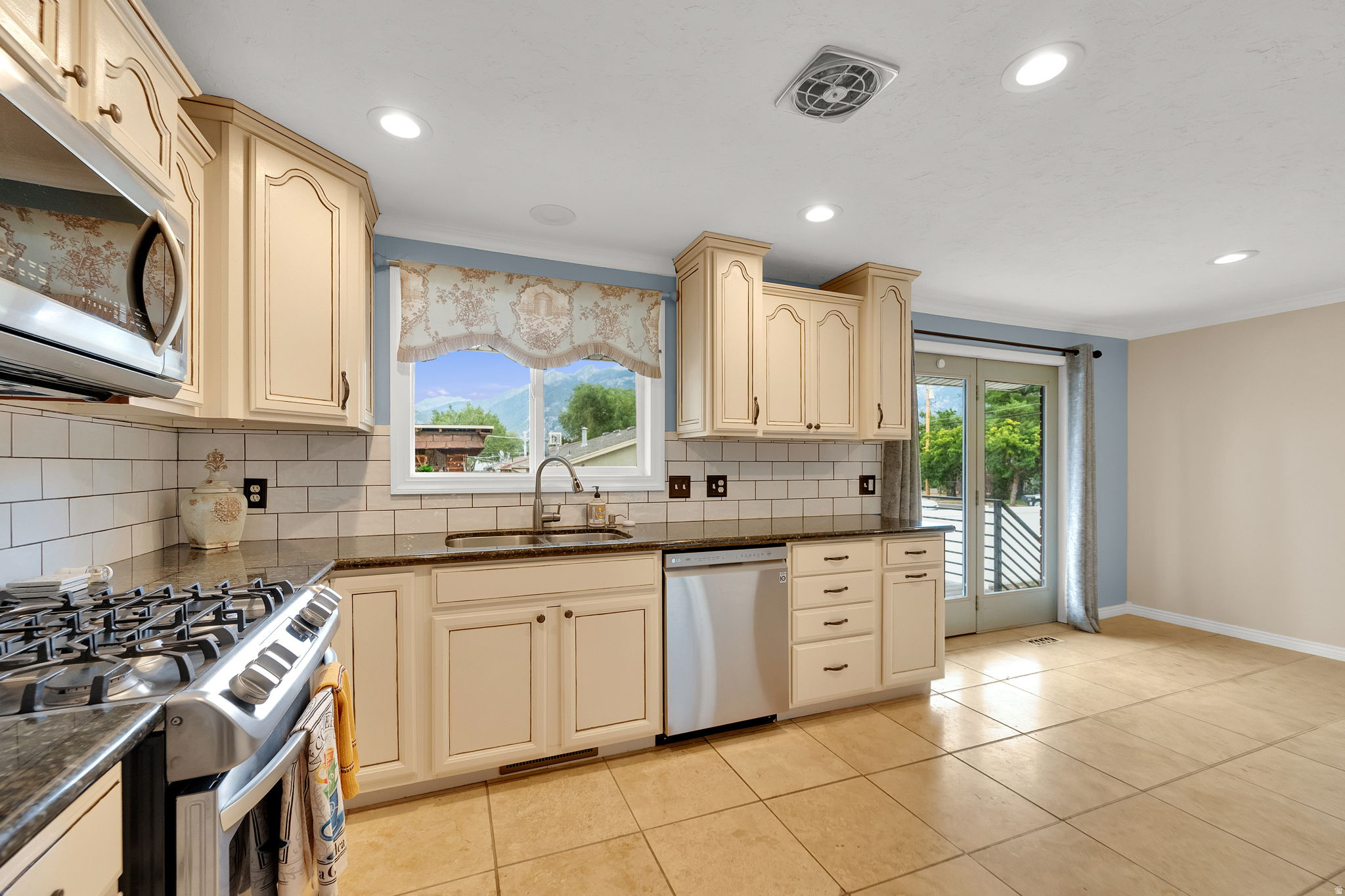 7187 S 1700 E, Cottonwood Heights, UT 84121 — photo 1