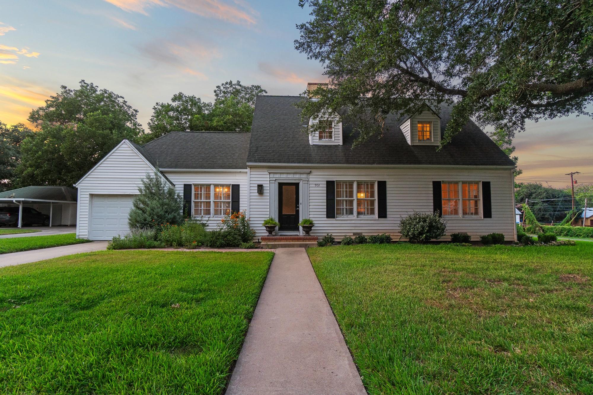 901 Anderson, Schulenburg, TX 78956 — photo 1