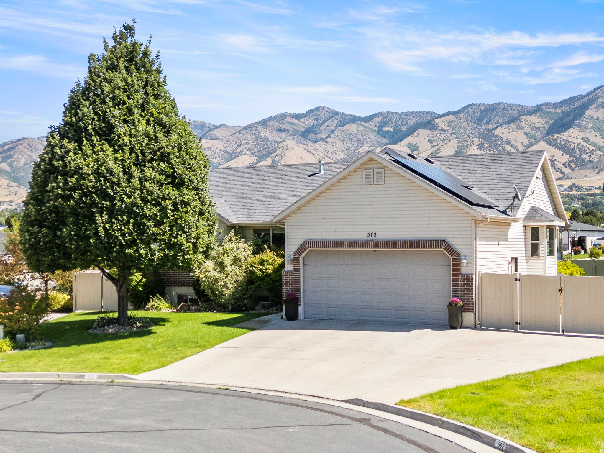 572  WILLOW CIR