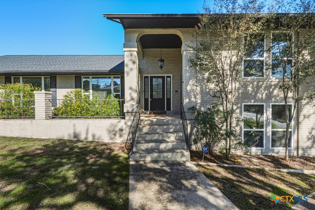 21 Royal Crest, New Braunfels, TX 78130 — photo 1