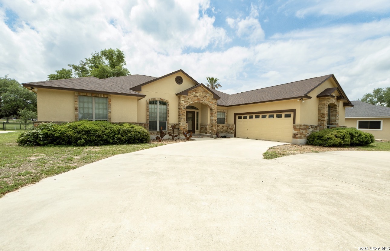 518 Jack Nickolaus, Devine, TX 78016 — photo 1