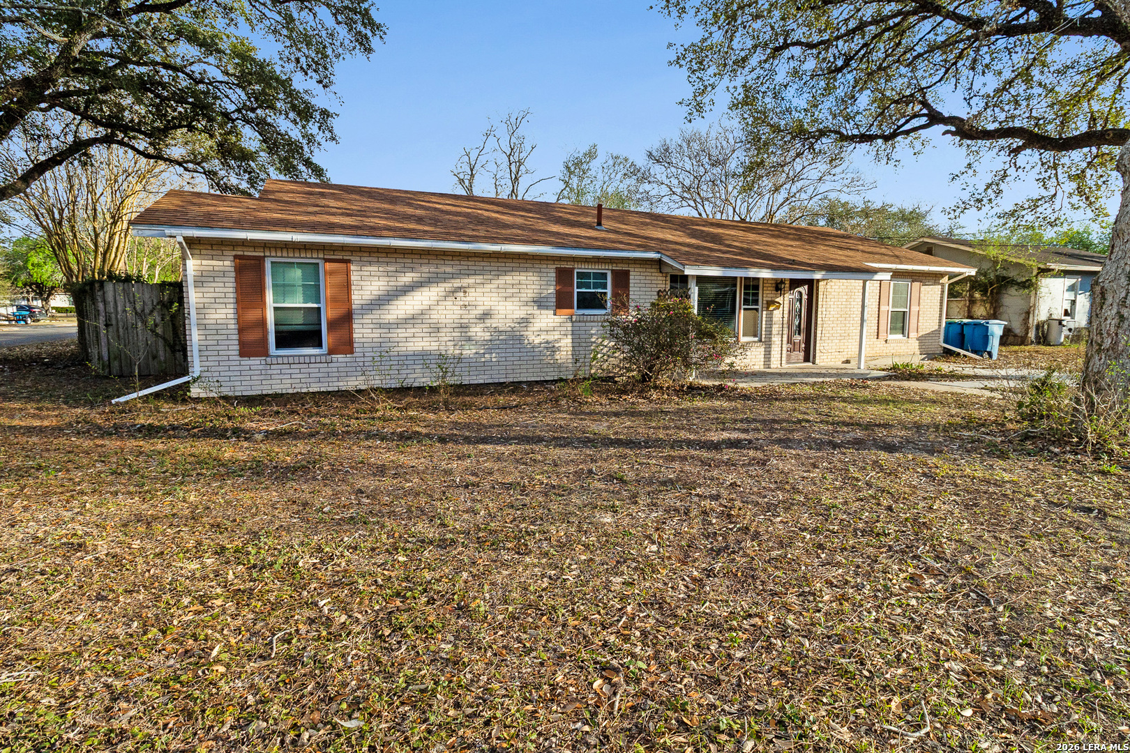 612 E Hutchinson St, Beeville, TX 78102 — photo 1