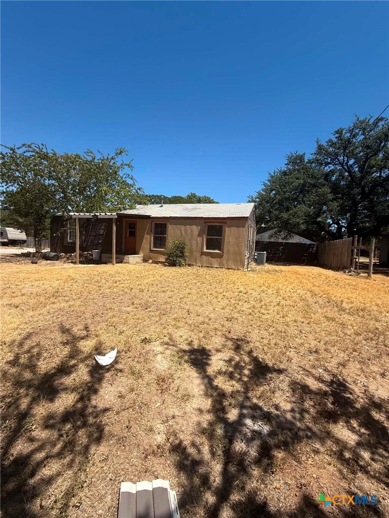 207 N Broad Street, Lampasas, TX 76550 — photo 1