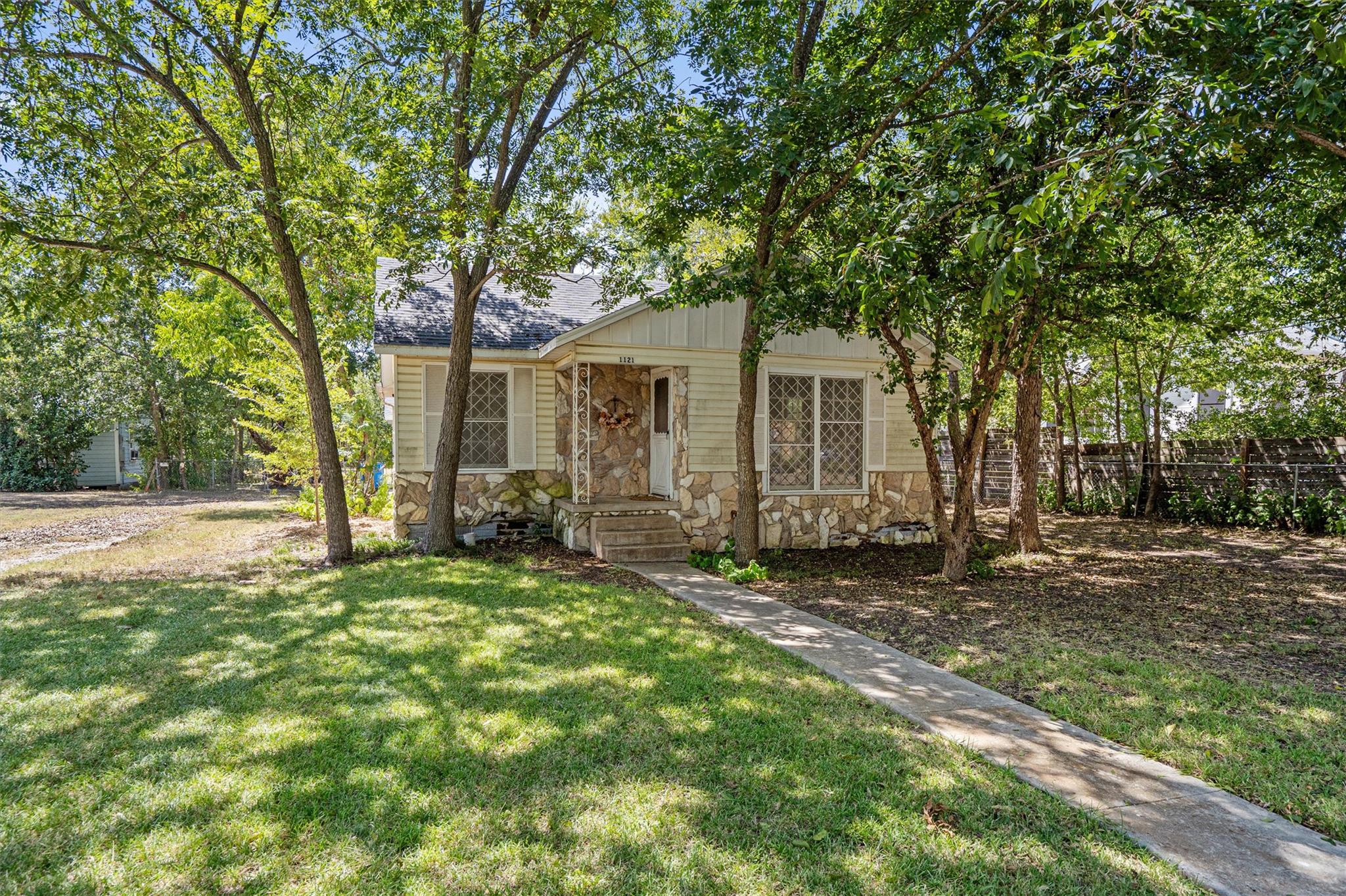 1121 Lexington, Taylor, TX 76574 — photo 1