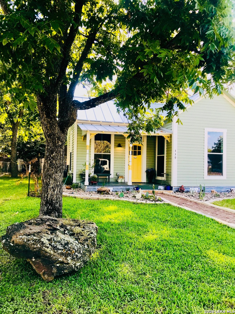 339 N Washington Ave, New Braunfels, TX 78130 — photo 1