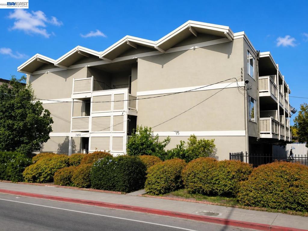 2451 Middlefield Rd, Redwood City, CA 94063 — photo 1