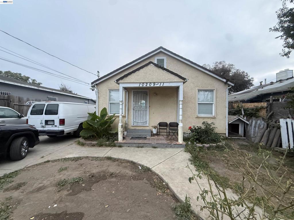 10209 & 10211 Pippin St, Oakland, CA 94603 — photo 1