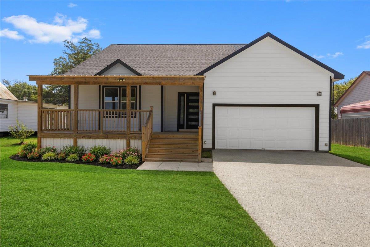 403  Jones St, Smithville, TX 78957 — photo 1