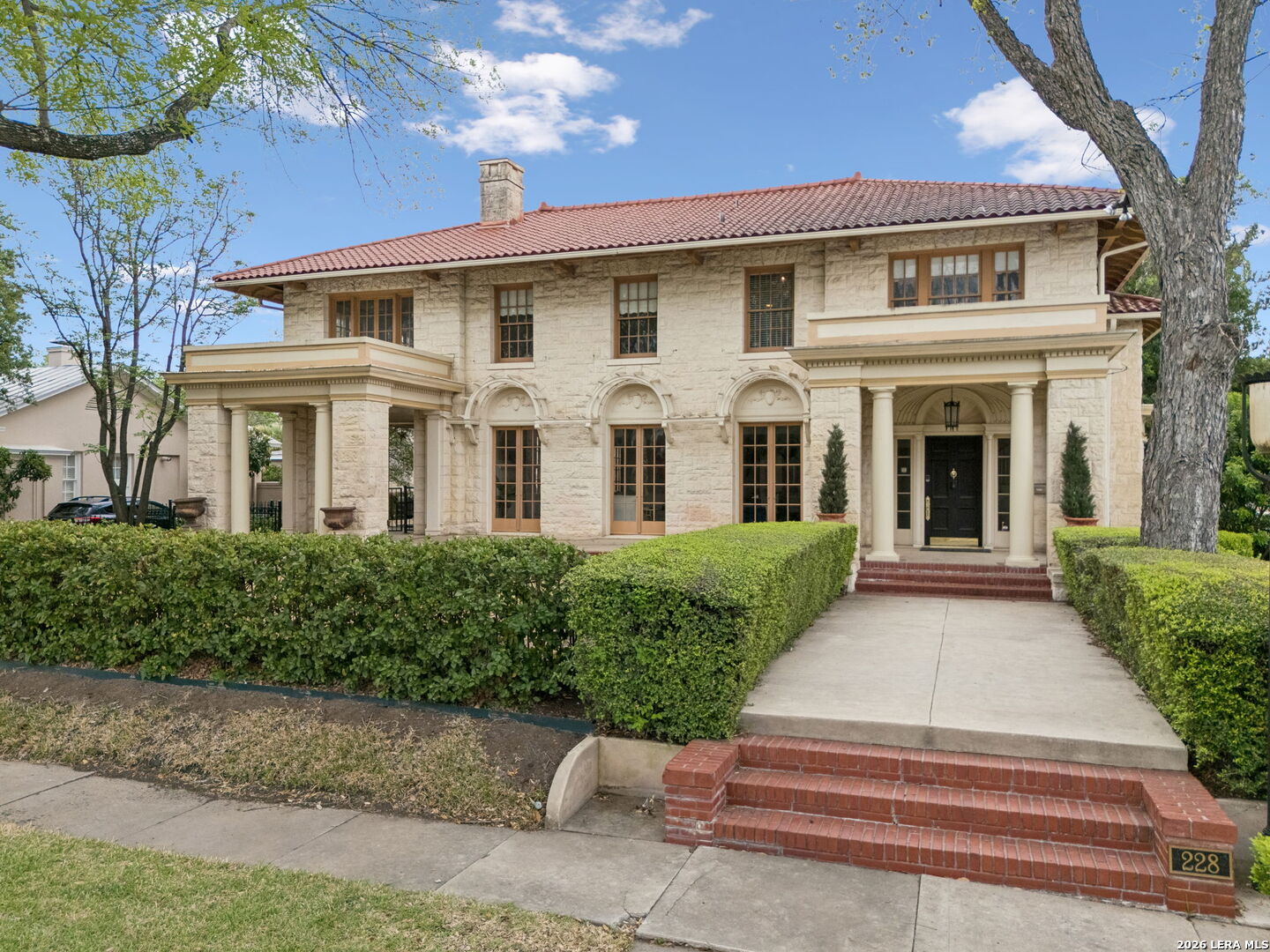 228 W Mulberry Ave