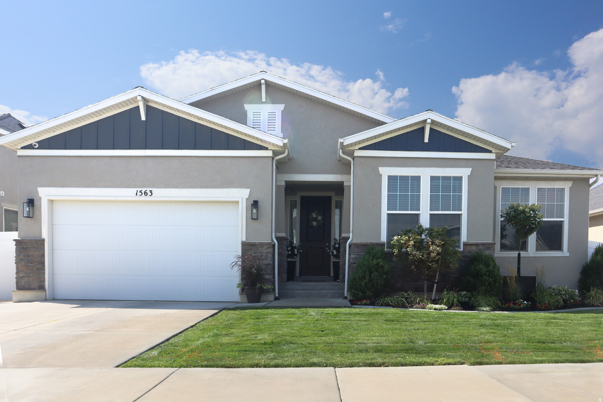 1563  WEST MAPLE SHADE LN