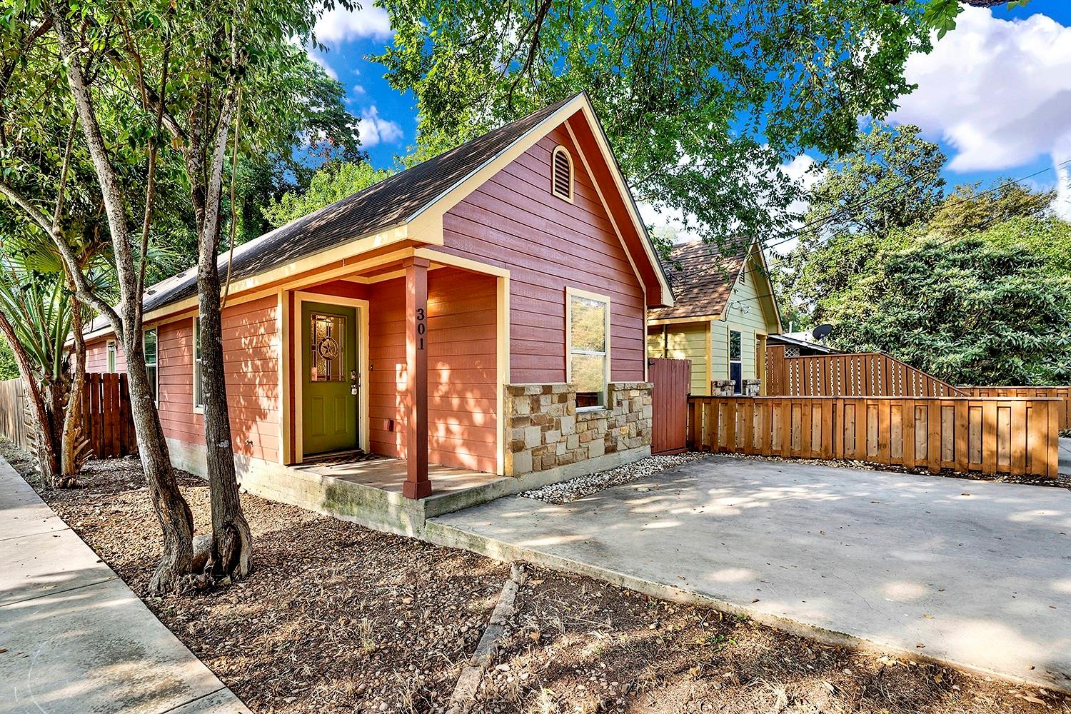 301  Armstrong St, San Marcos, TX 78666 — photo 1