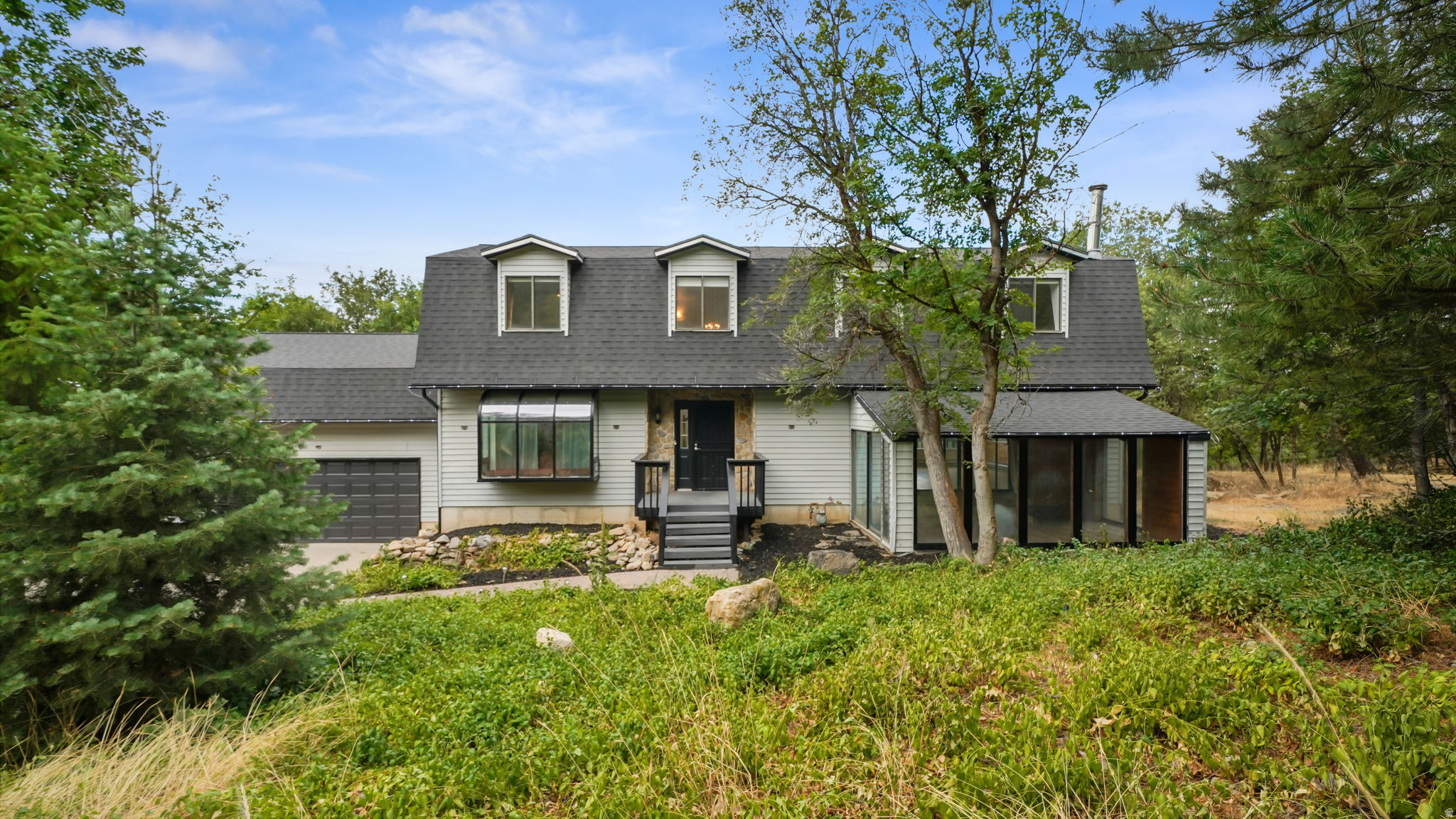 90 E BROADHOLLOW DR