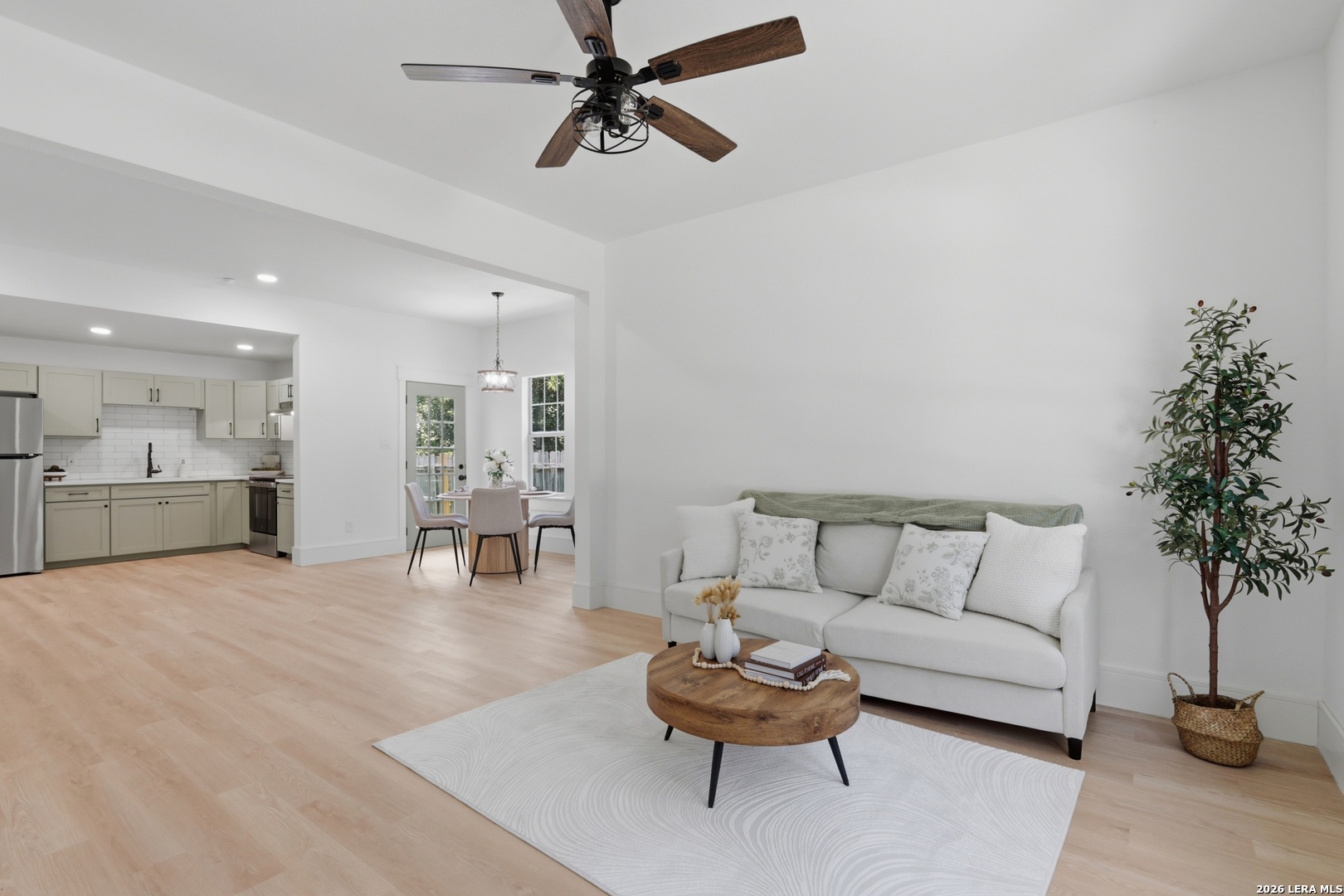 415 Elm St, Seguin, TX 78155 — photo 1