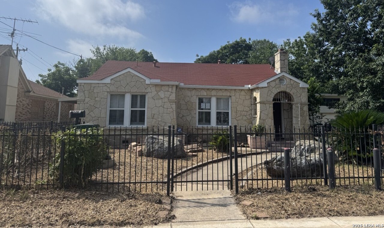 2204 EDISON DR, San Antonio, TX 78201 — photo 1