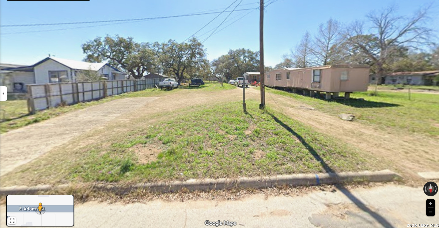 834 E ADAMS ST, Pleasanton, TX 78064 — photo 1