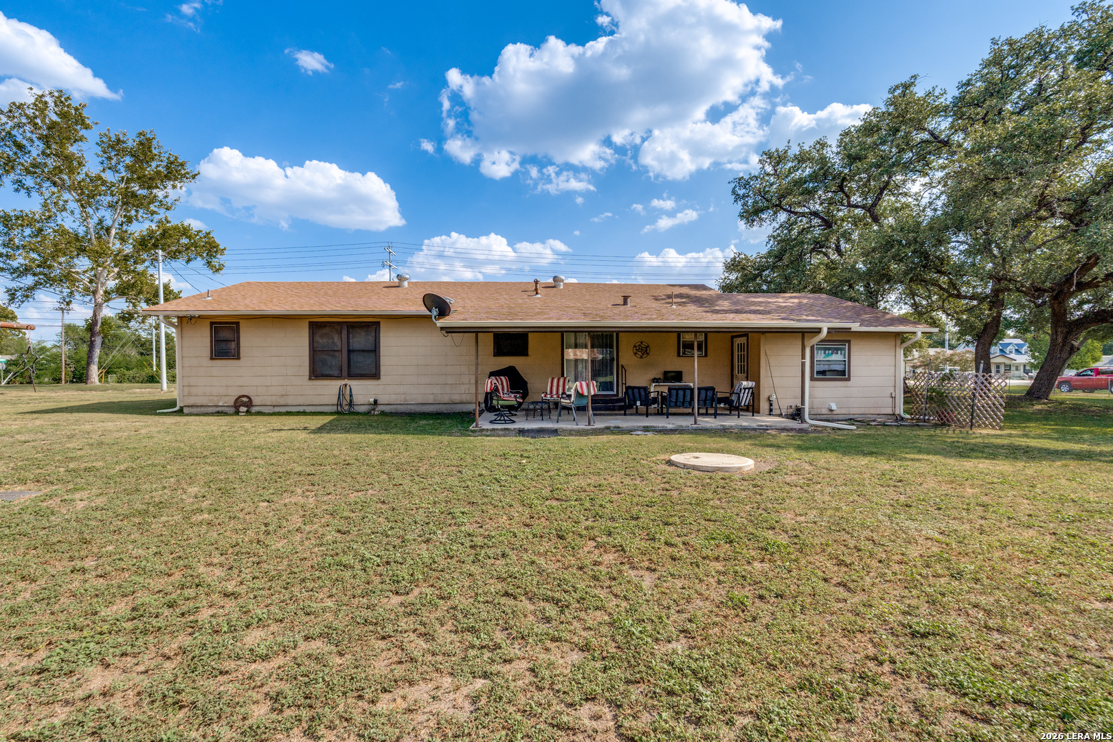 614 E MARTINDALE ST, Seguin, TX 78155 — photo 1