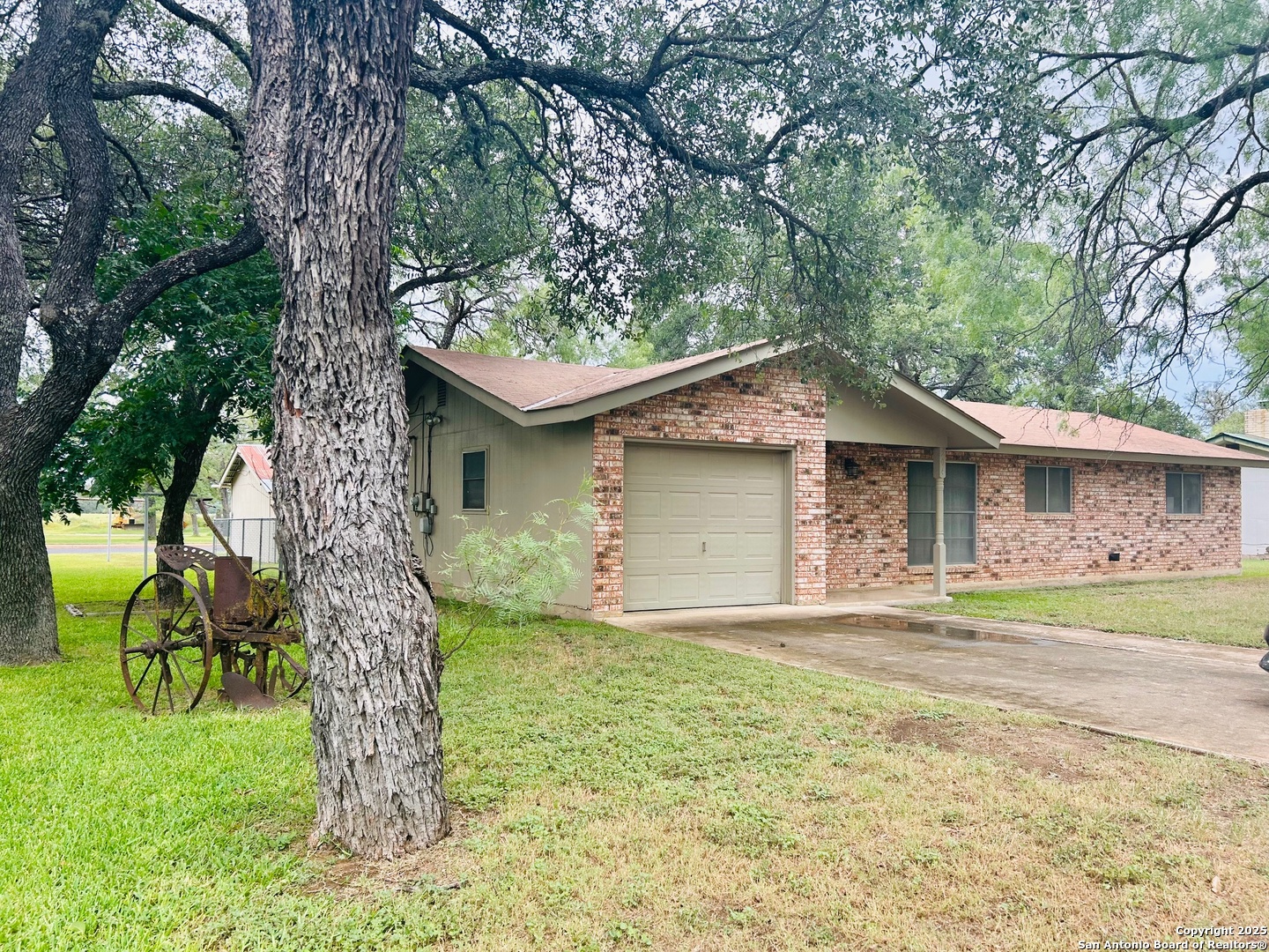 204 SKYLARK DR, Fredericksburg, TX 78624 — photo 1