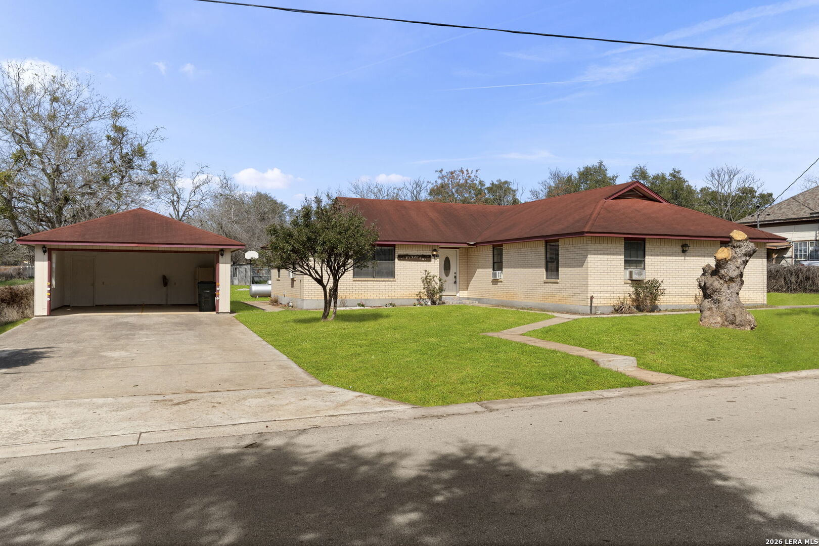 105 East St, Stockdale, TX 78160 — photo 1