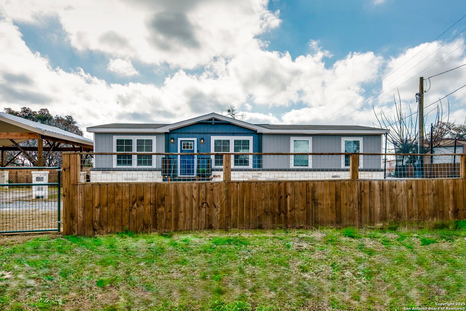 602 E Hunt St, Pleasanton, TX 78064 — photo 1
