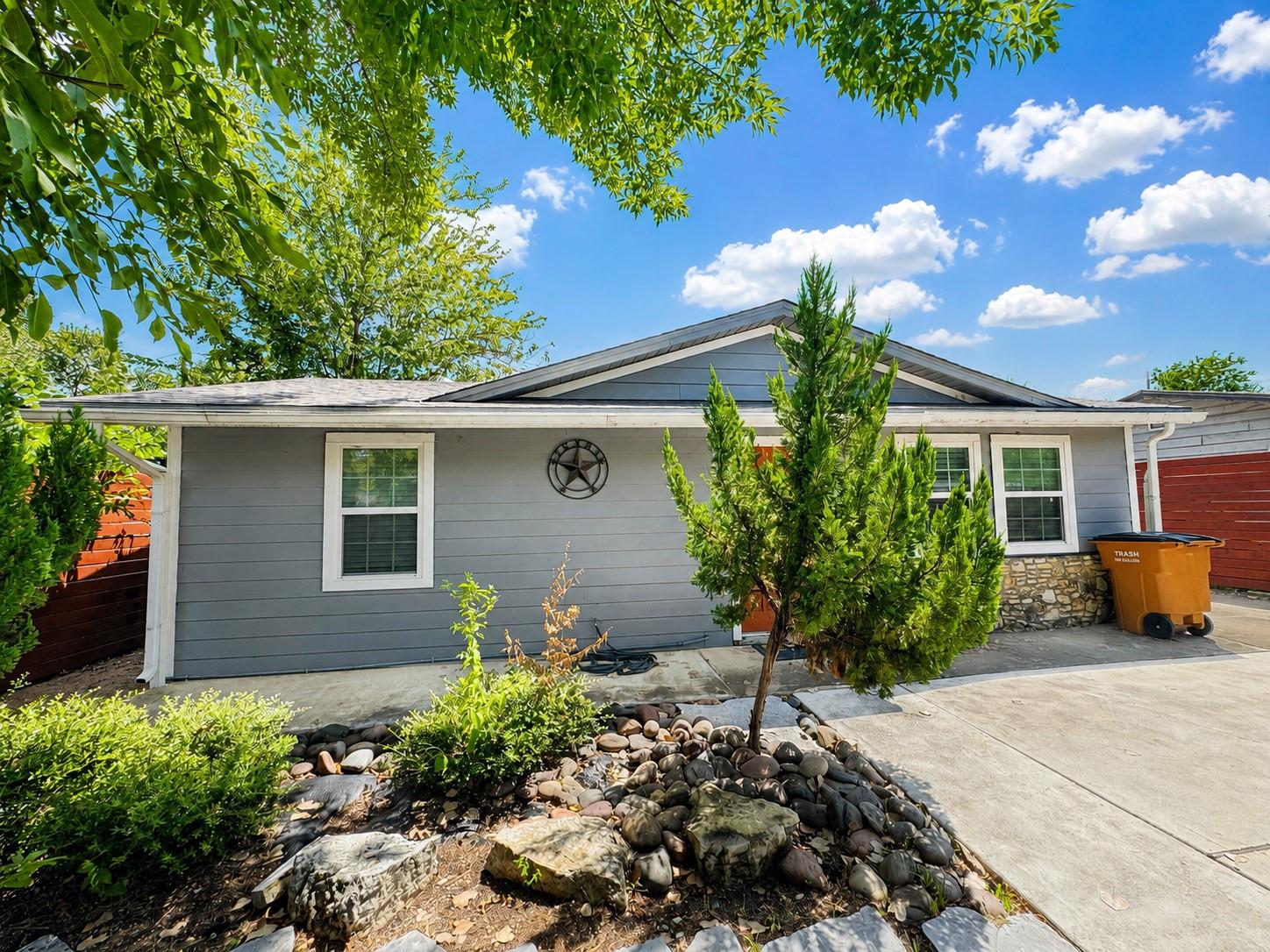 6711 Cruz, Austin, TX 78741 — photo 1