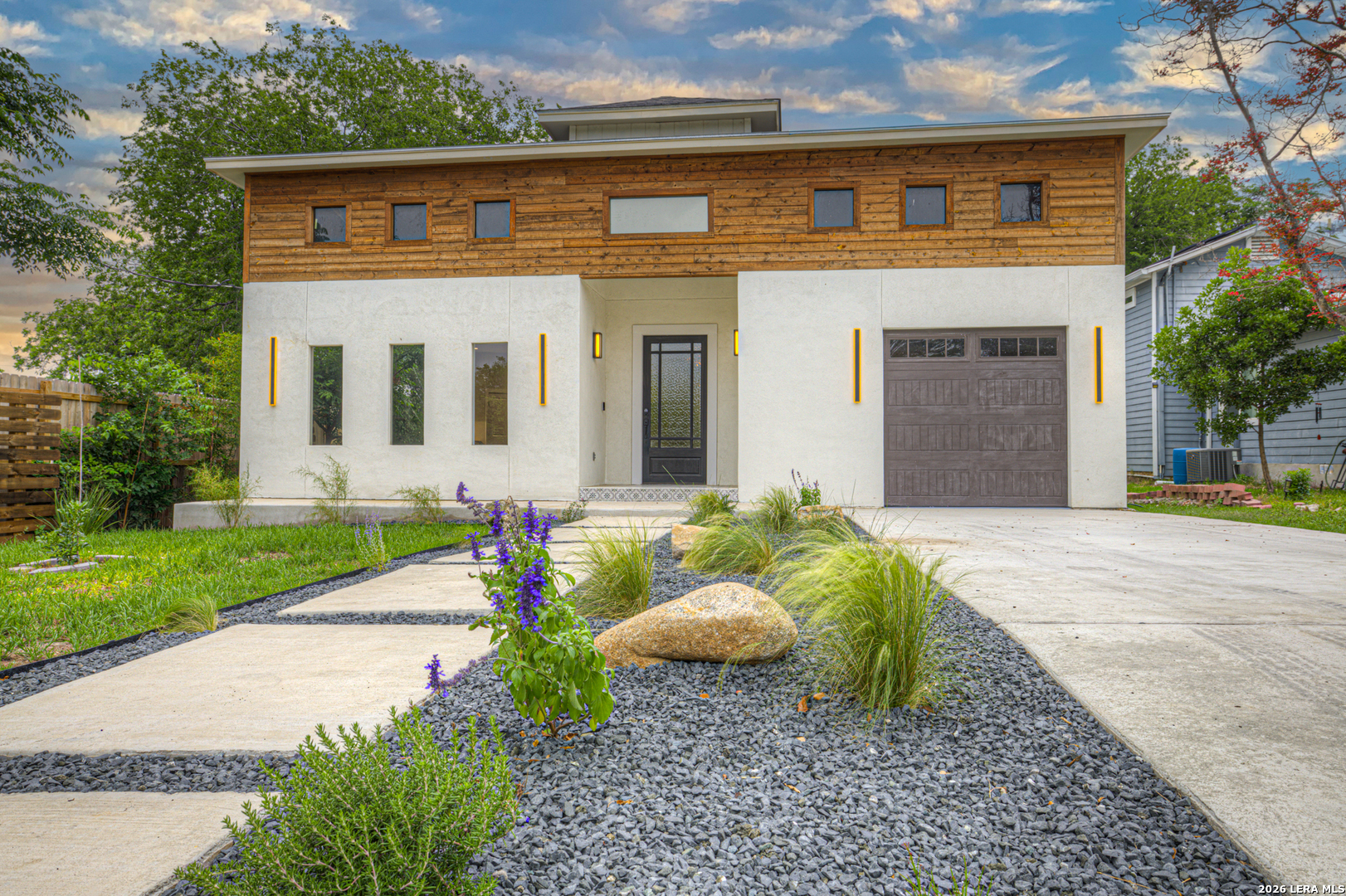455 S HACKBERRY AVE, New Braunfels, TX 78130 — photo 1