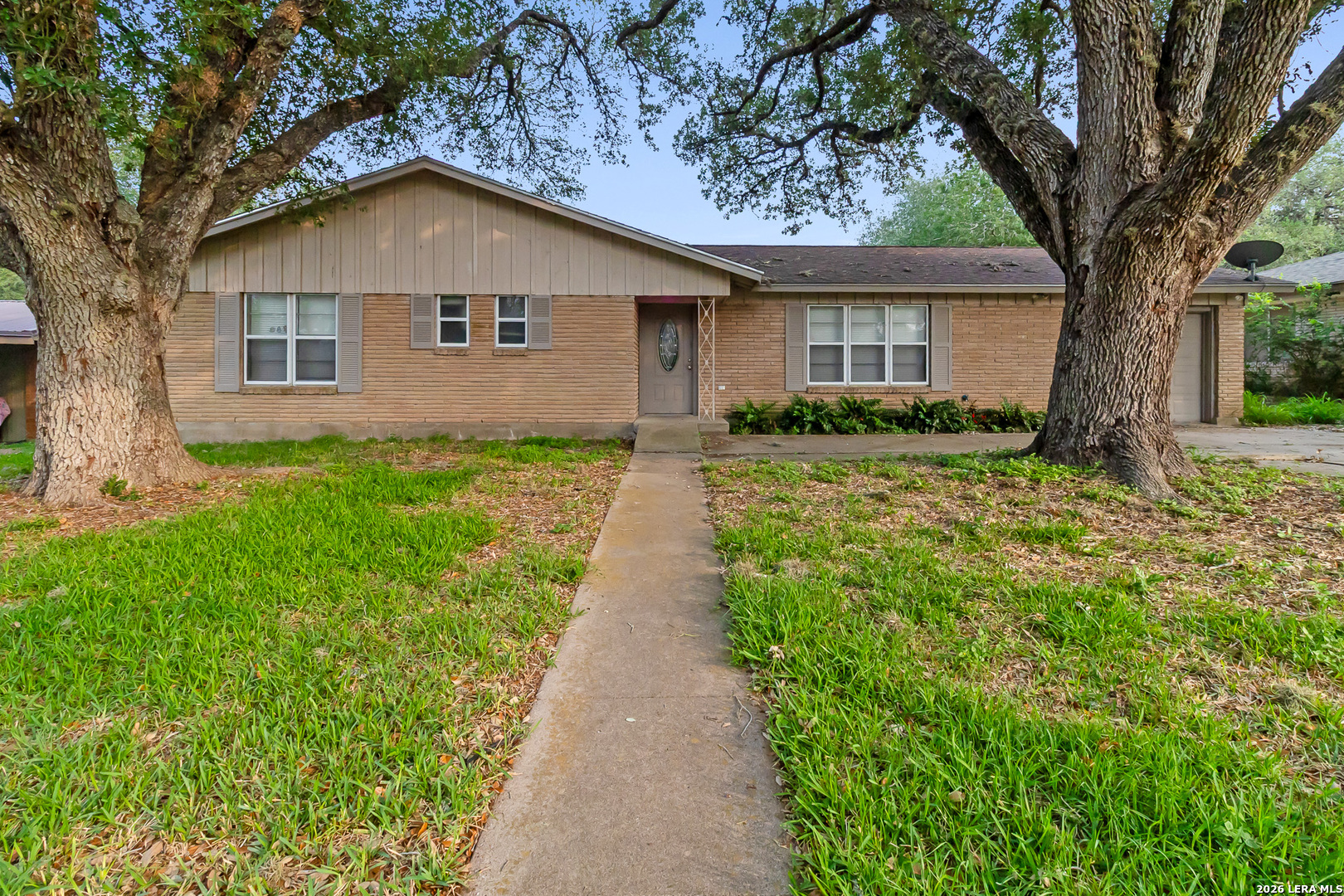 1410 ORIOLE LN, Beeville, TX 78102 — photo 1