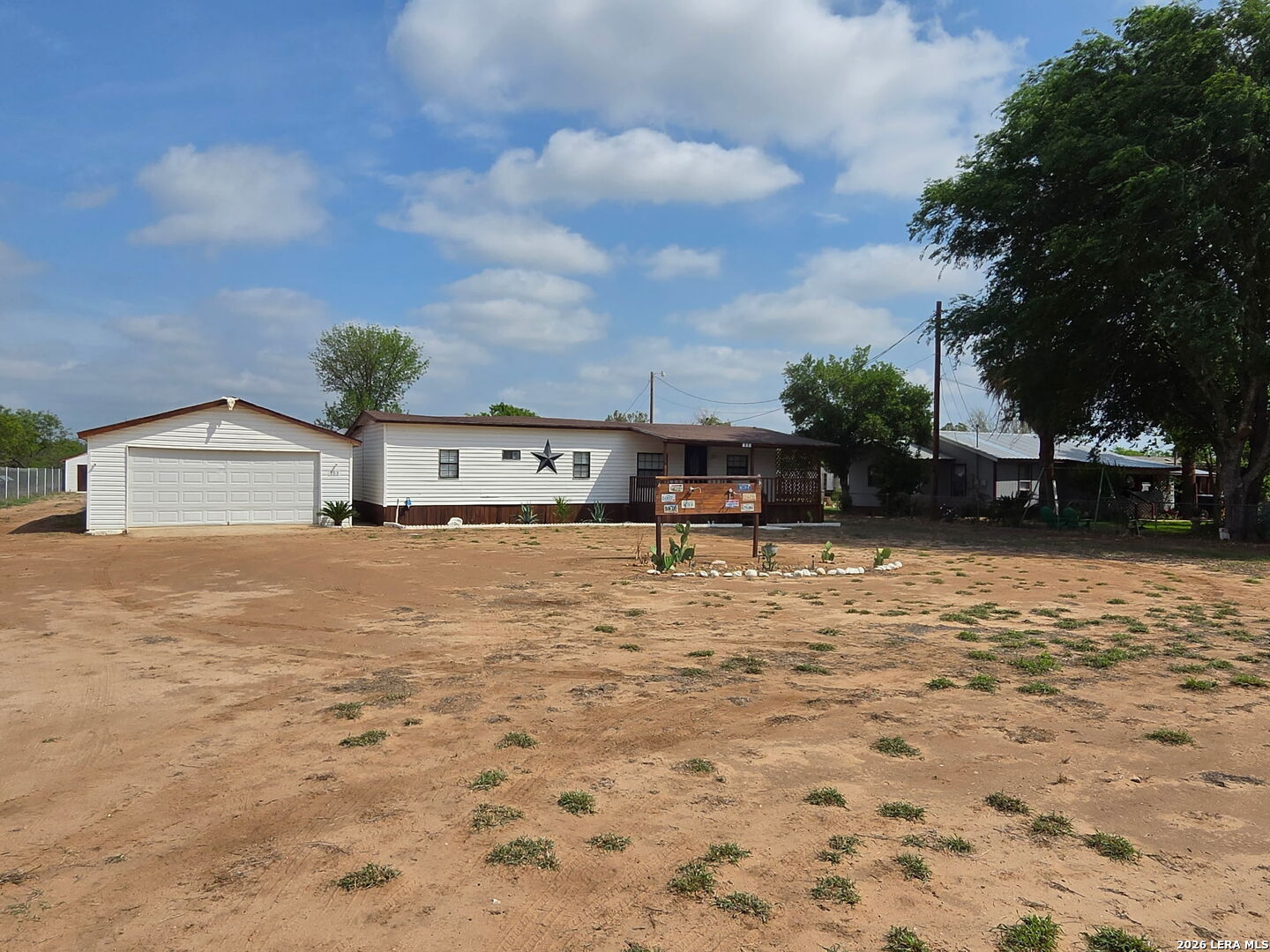 353 Duncan St, Carrizo Springs, TX 78834 — photo 1