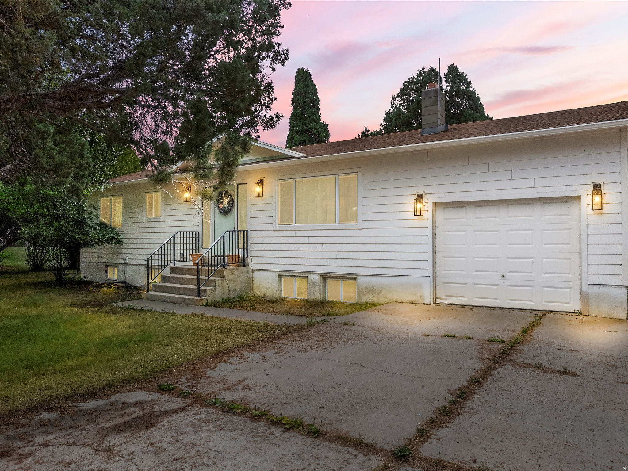 740  HOPKINS LN