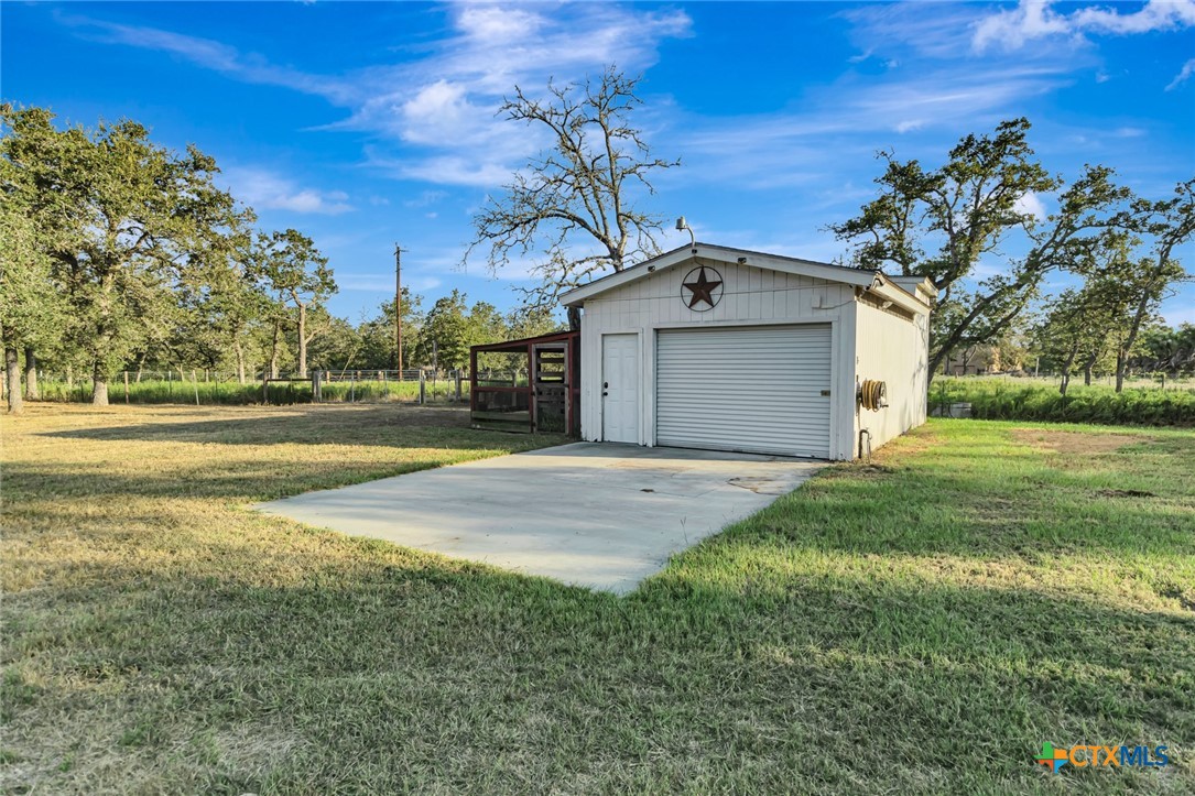 351 Sulphur Estates Rd, Victoria, TX 77905 — photo 1