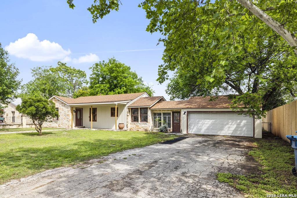 111 N LEWIS AVE, Kerrville, TX 78028 — photo 1