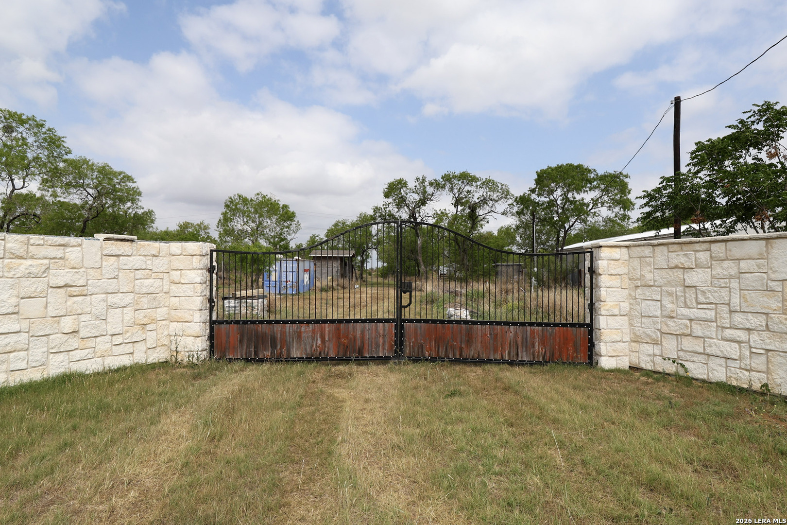 708 county road 223, Floresville, TX 78114 — photo 1