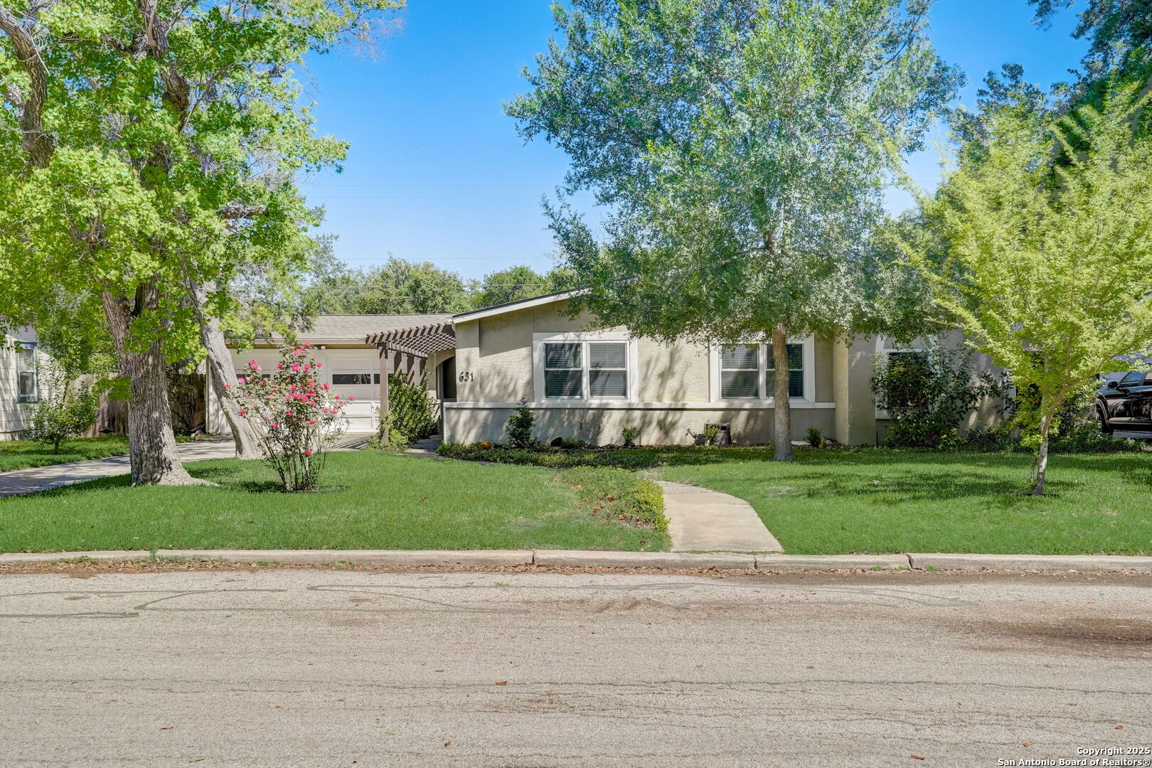 631 E Nottingham Dr, San Antonio, TX 78209 — photo 1