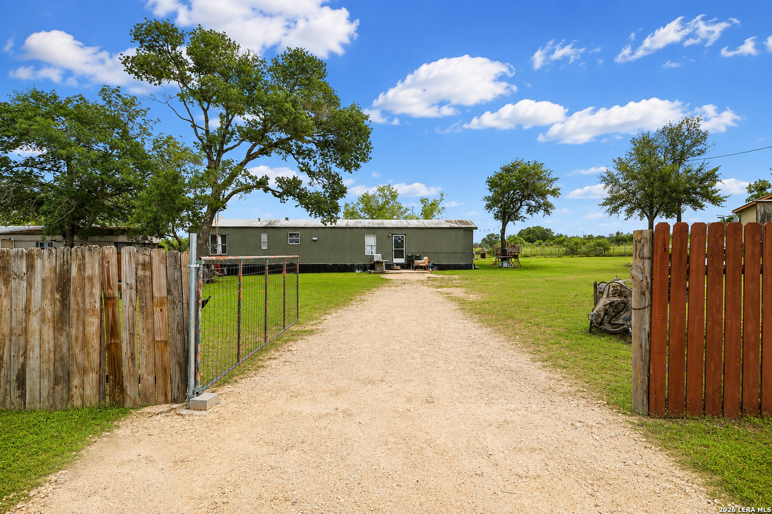 125 Villa Ridge Dr, Poteet, TX 78065 — photo 1