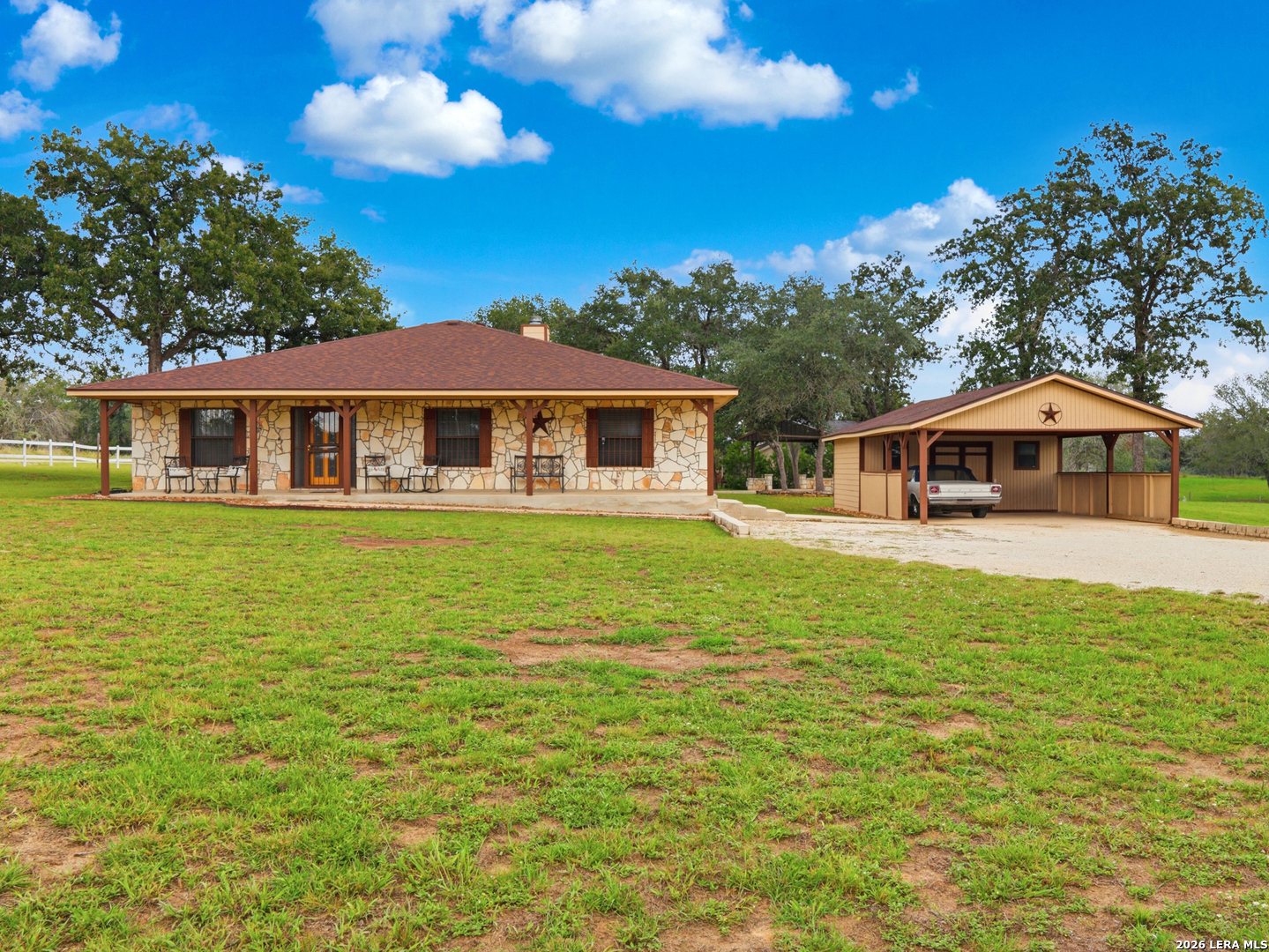 105 Whispering Oaks Dr, Adkins, TX 78101 — photo 1