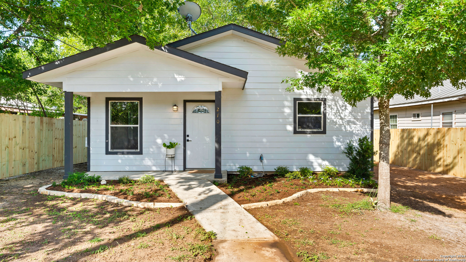 270 S PEACH AVE, New Braunfels, TX 78130 — photo 1