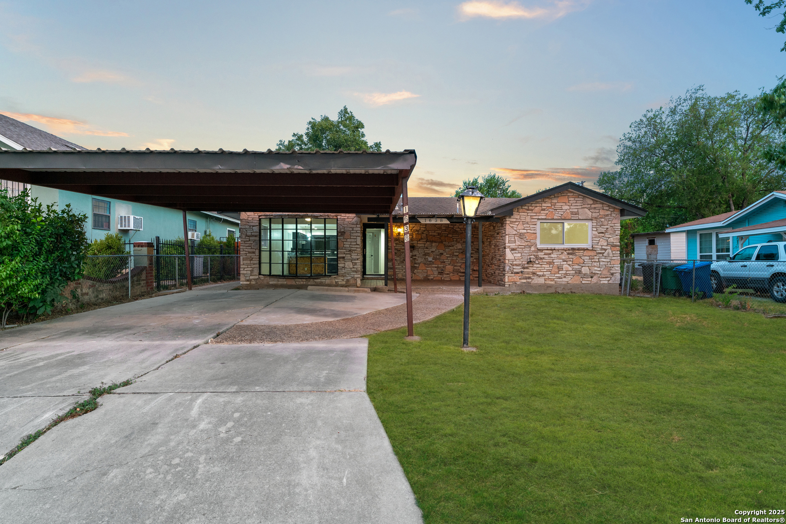 1638 W ASHBY PL, San Antonio, TX 78201 — photo 1