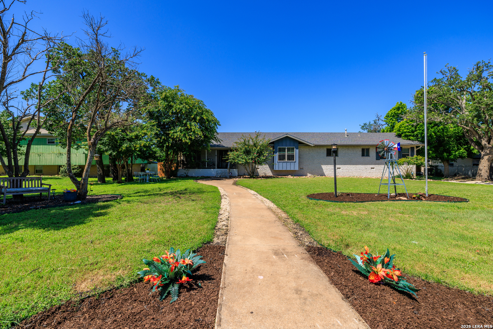 1009 W Main St, Kerrville, TX 78028 — photo 1