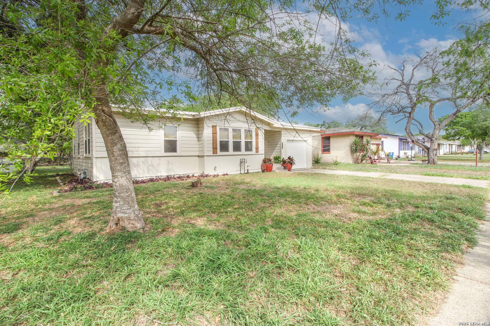 332 S Chiltipin St, Sinton, TX 78387 — photo 1