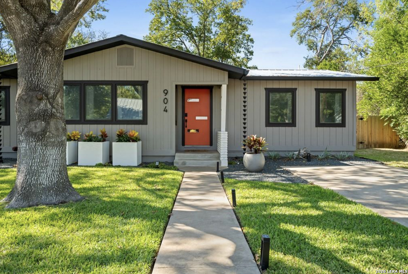 904 N ORANGE ST, Fredericksburg, TX 78624 — photo 1