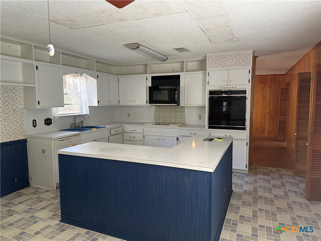 408 Royal Oak, Victoria, TX 77905 — photo 1