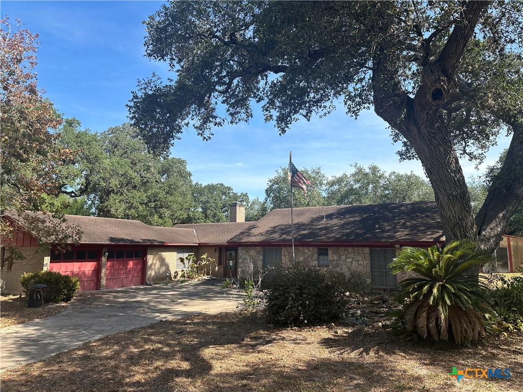 408 Royal Oak Drive, Victoria, TX 77905 — photo 1